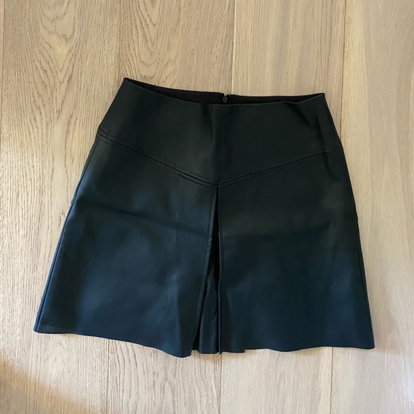 Club Monaco Faux Leather Skirt size 4 - Picture 1 of 7